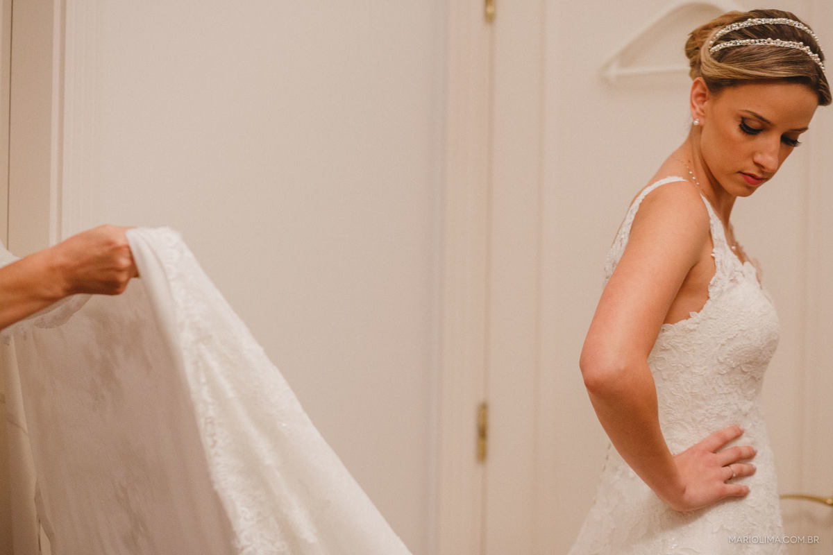 Making of da noiva olhando para baixo, usando vestido feito por Pronovias