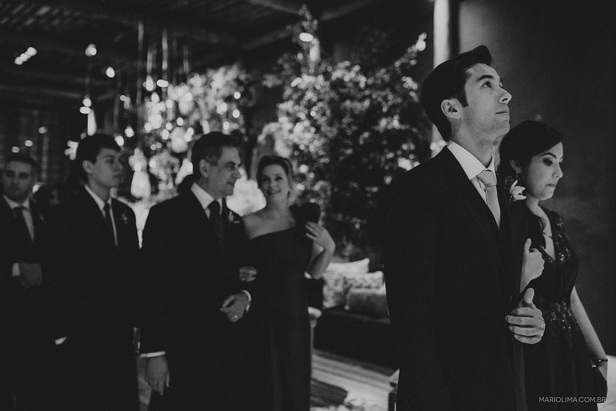 Noivo entrando no Espaço Gardens com a mãe e padrinhos