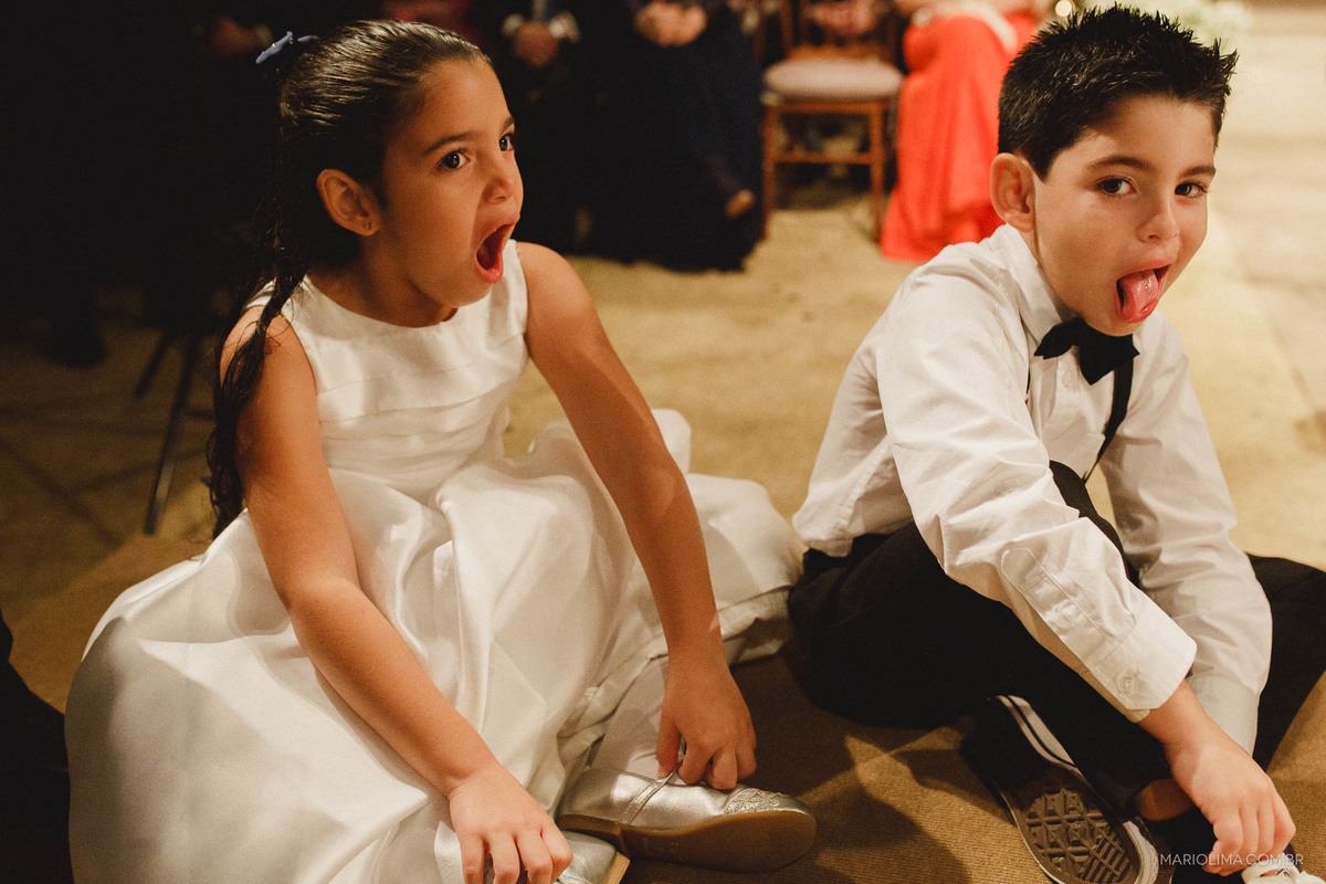 Daminha bocejando e pajem fazendo careta em cerimônia no Espaço Gardens