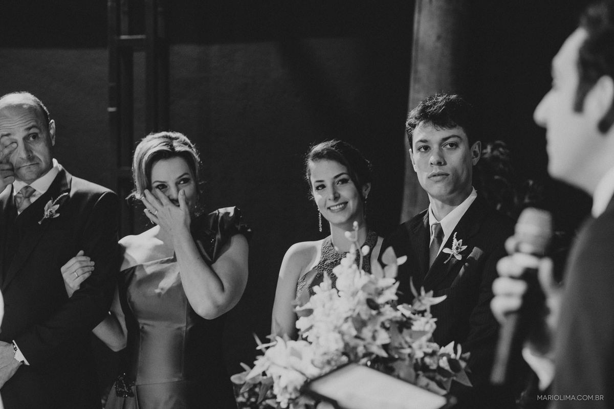 Pais e padrinhos emocionados olhando os noivos em cerimonia de casamento no Espaço Gardens