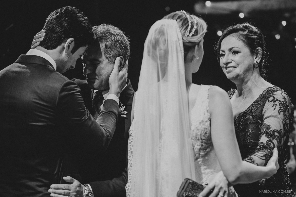 Retrato de noivos cumprimentando os pais em cerimônia de casamento no Espaço Gardens