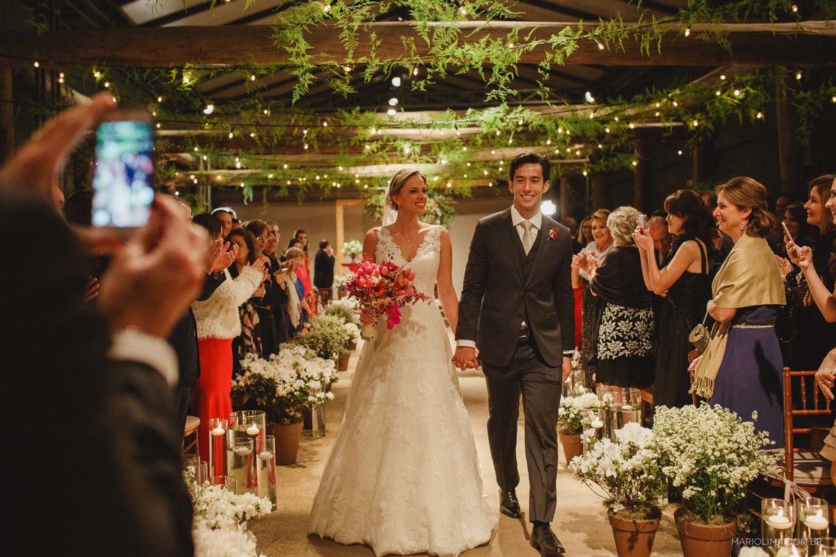 Fotografia de noivos saindo da cerimônia de casamento no Espaço Gardens