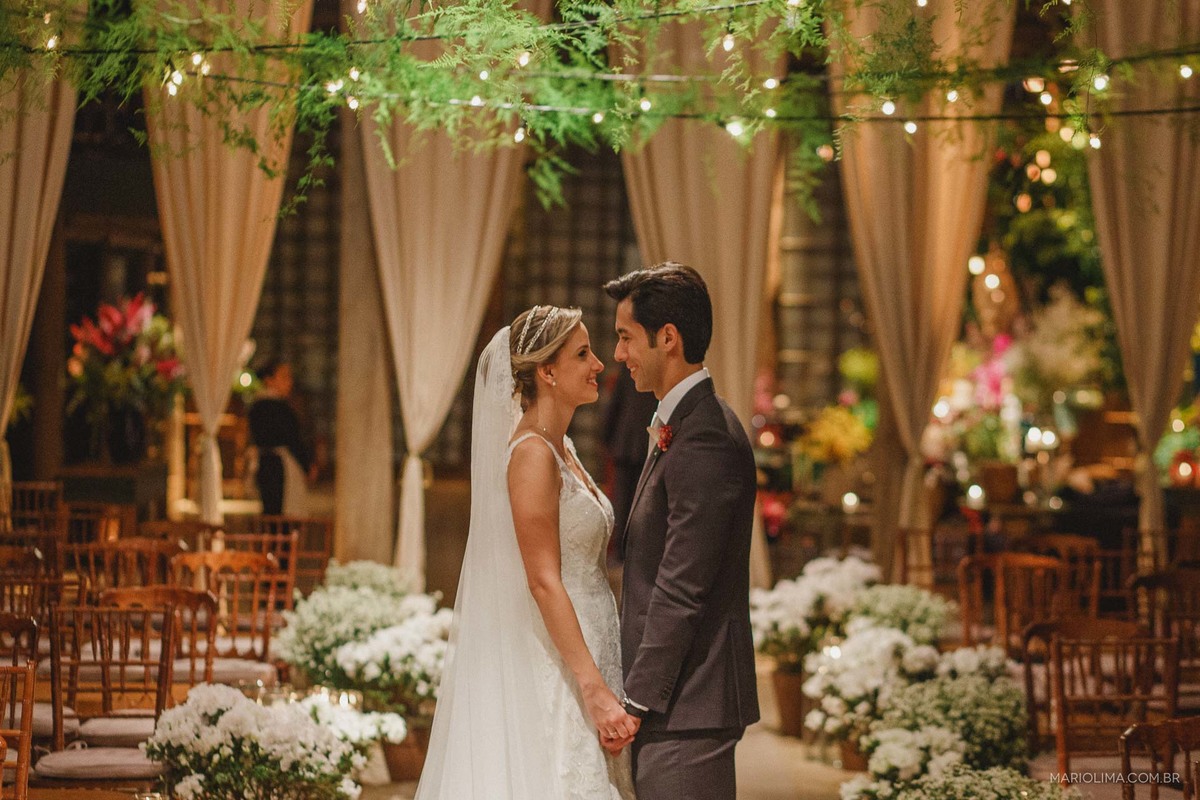 Noivo olhando para a noiva em cerimônia de casamento no Espaço Gardens