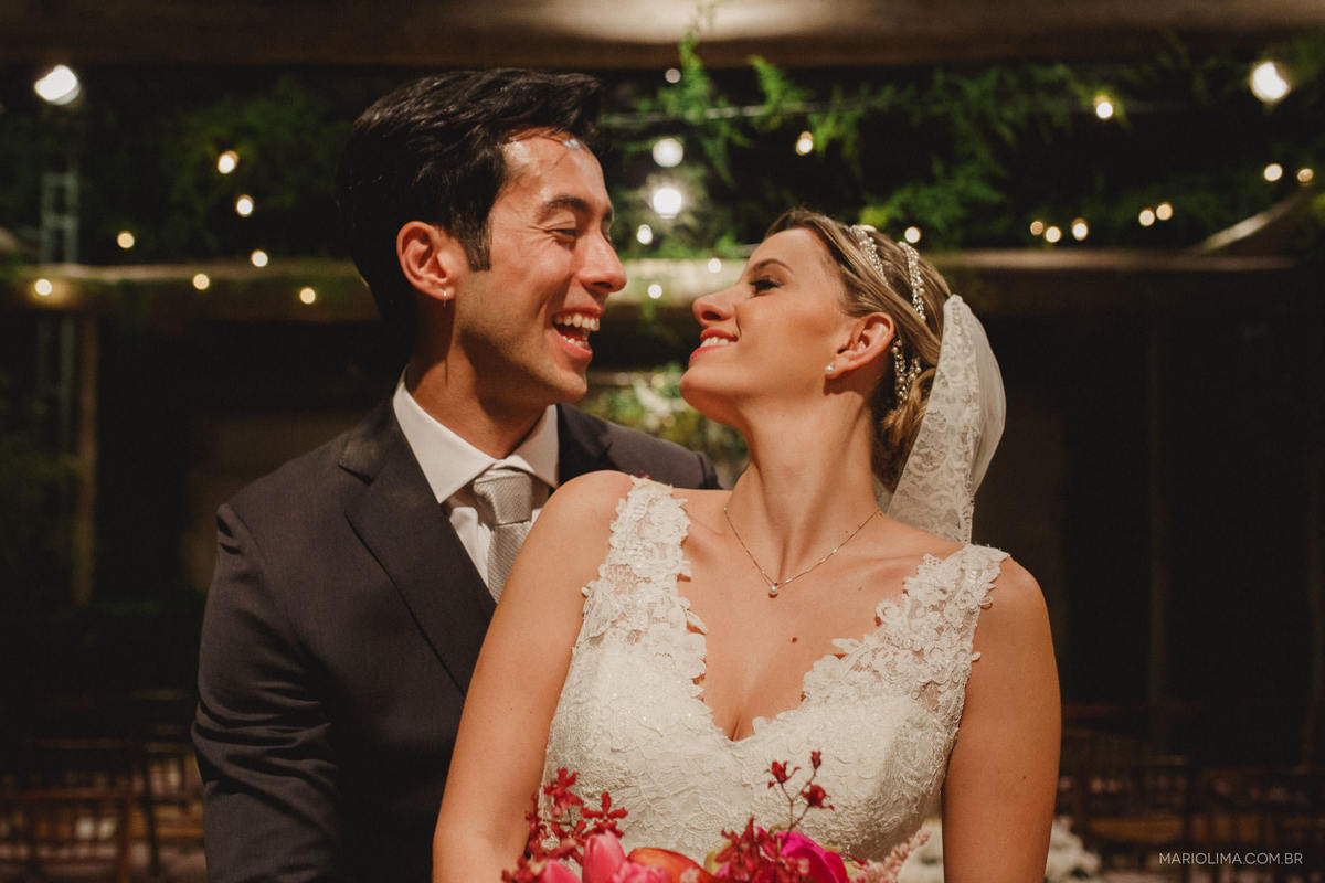 Noivo abraçando e sorrindo para a noiva em cerimonia de casamento no Espaço Gardens