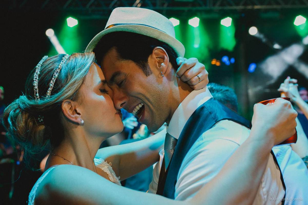 Noivos se abraçando em festa de casamento no Espaço Gardens