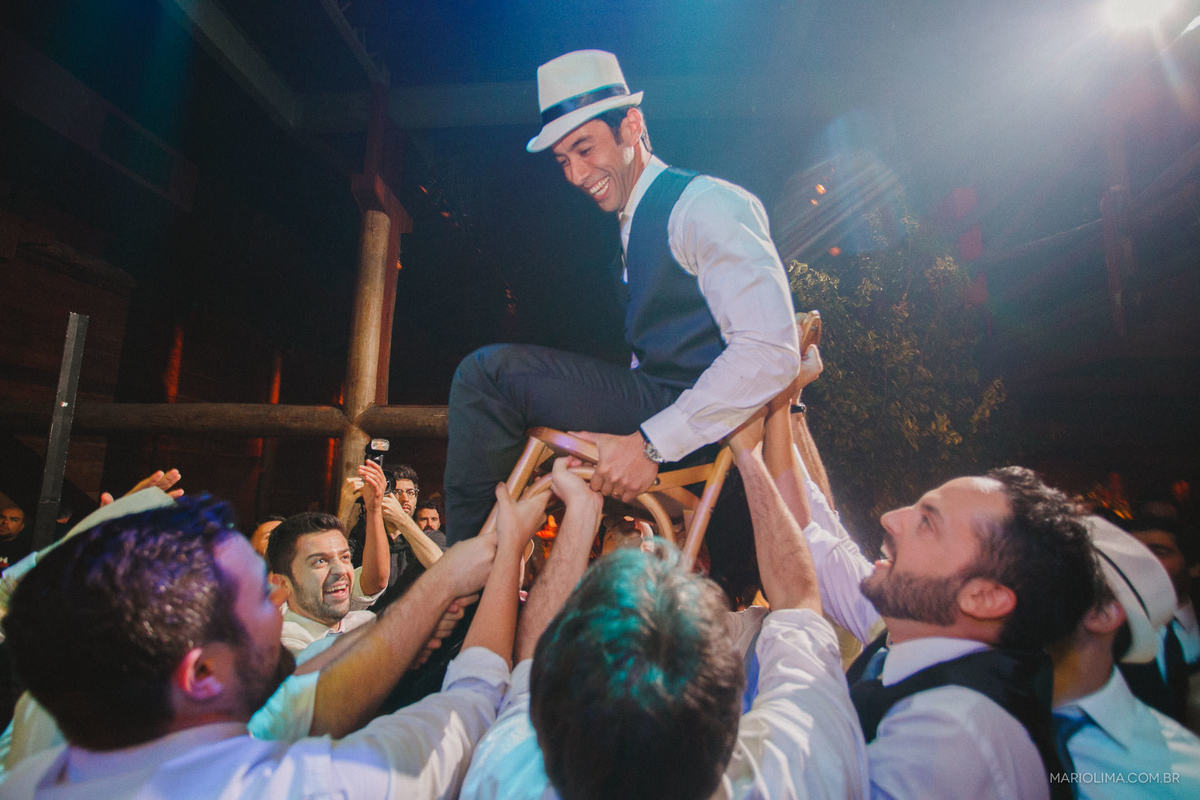 Noivo sendo carregado por convidados em festa de casamento no Espaço Gardens