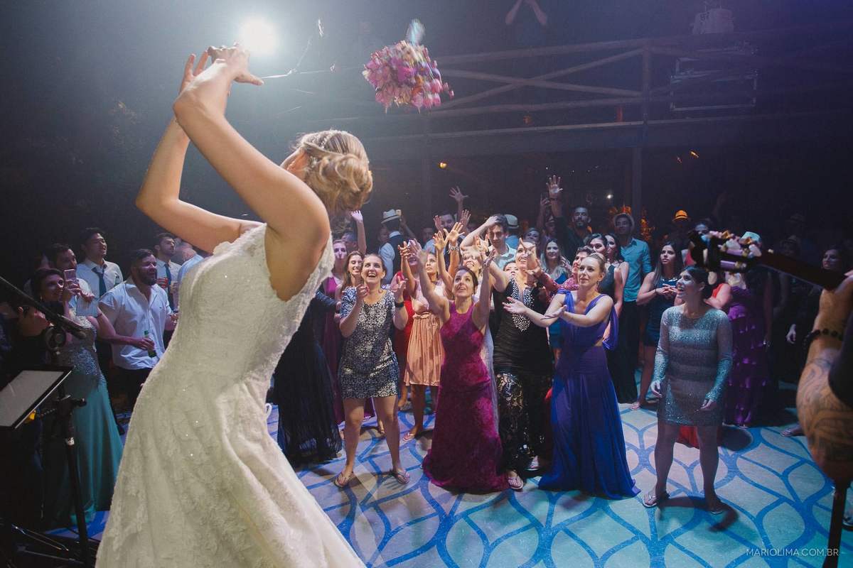 Noiva jogando o bouquet em festa de casamento no Espaço Gardens