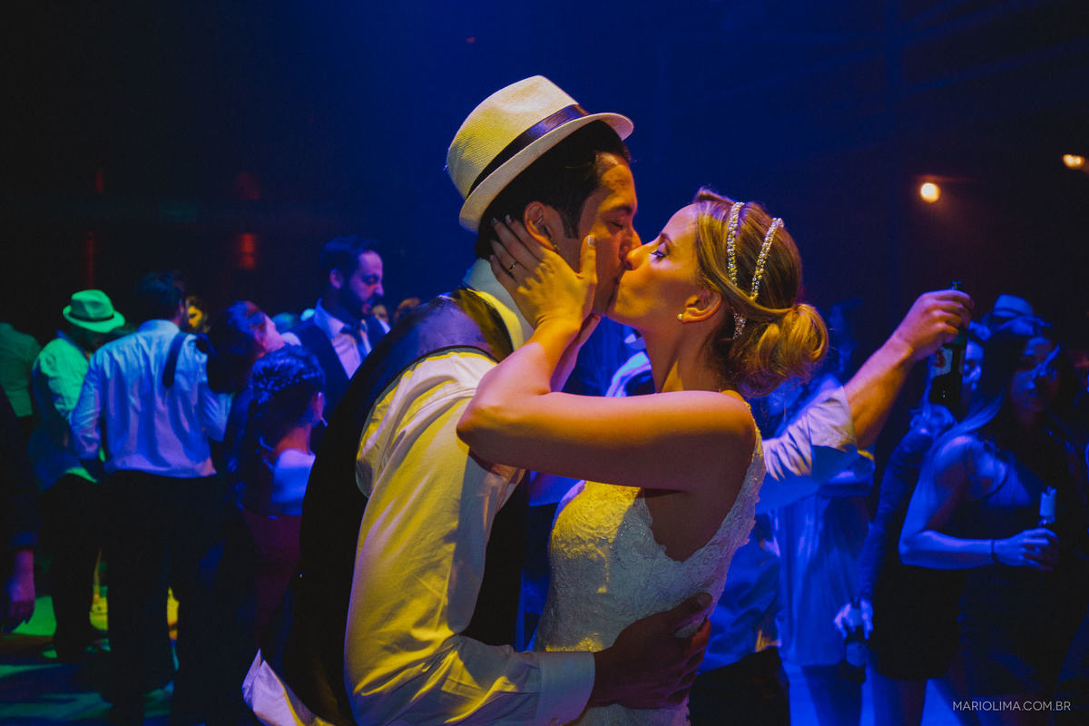 Beijo dos noivos em festa de casamento no Espaço Gardens