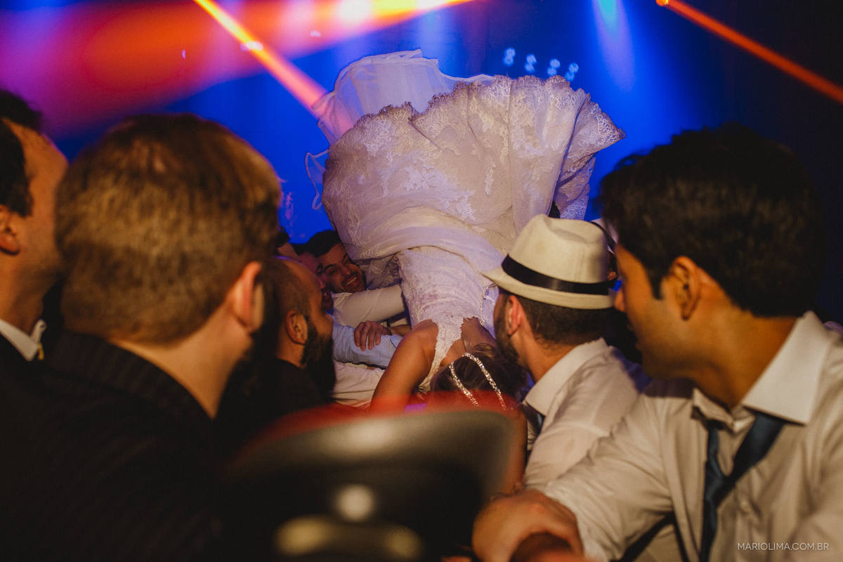 Convidados olhando a noiva se jogar do Palco em Espaço Gardens