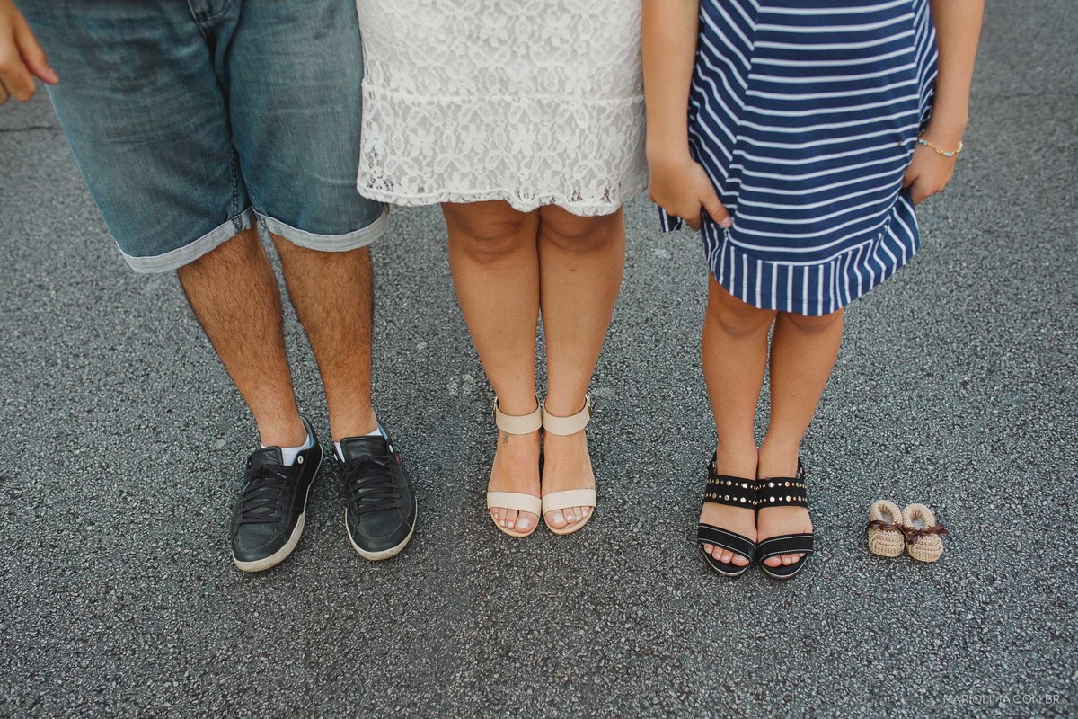 Fotografia dos pés da família e sapatinhos de bebê