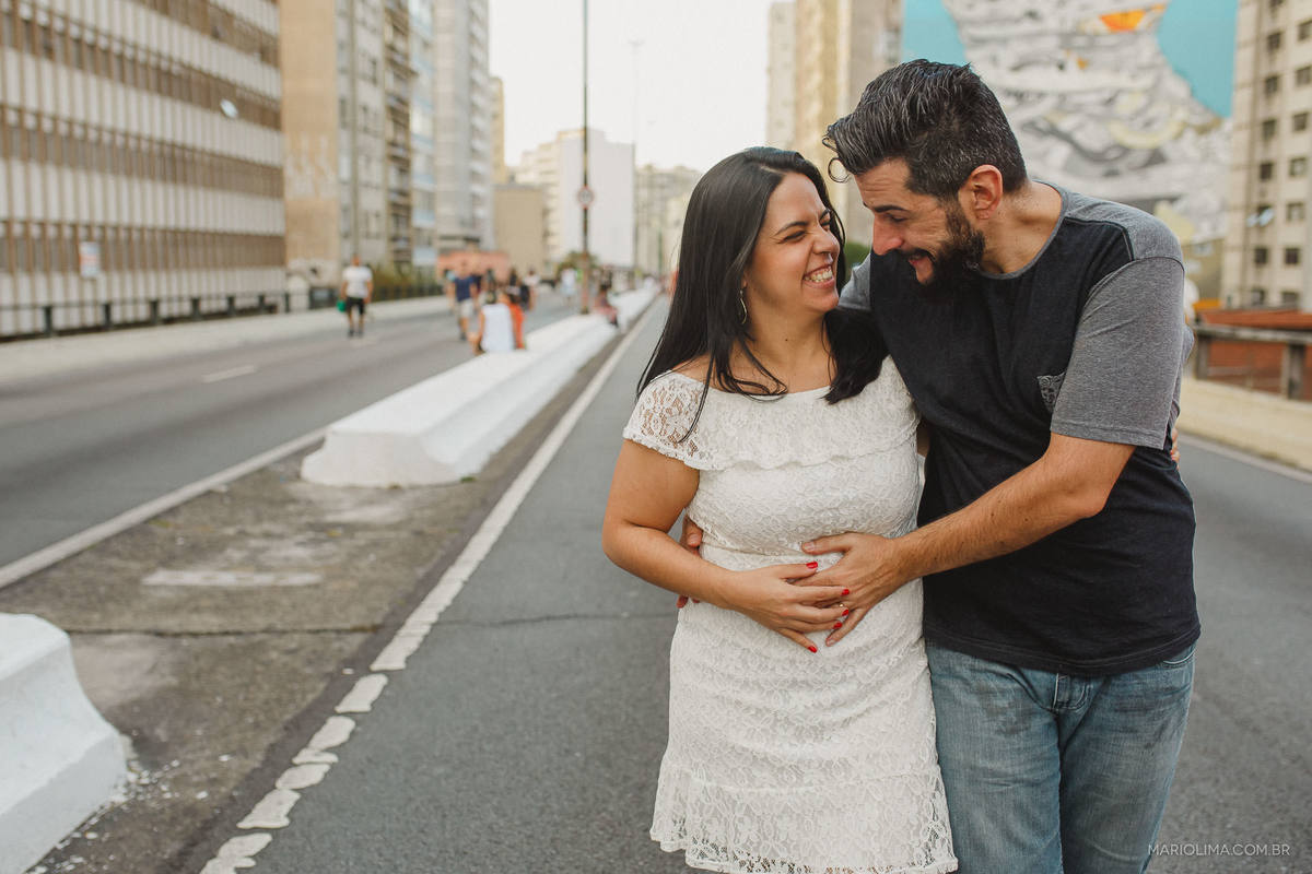 Pais se olhando e acarinhando a barriga no Centro de São Paulo