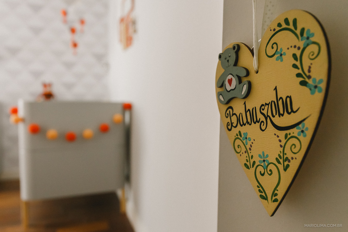 Fotografia de quadro do bebê na porta do quarto