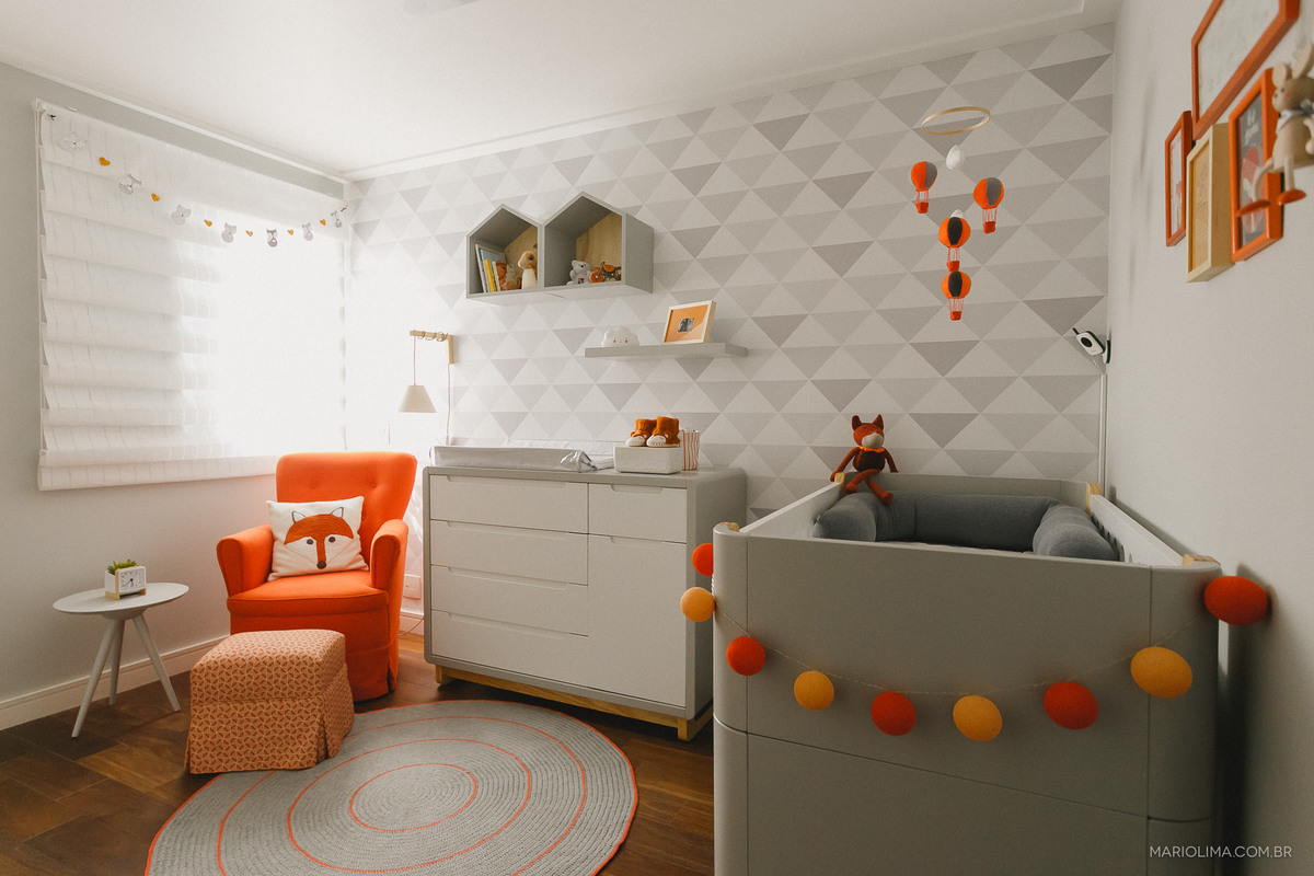 Retrato da poltrona, berço, comoda e decoração do quarto do bebê 