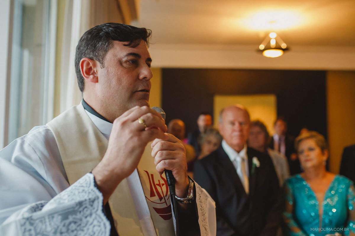 Padre Sergio Velazquez  iniciando o casamento em Hotel Grand Hyatt