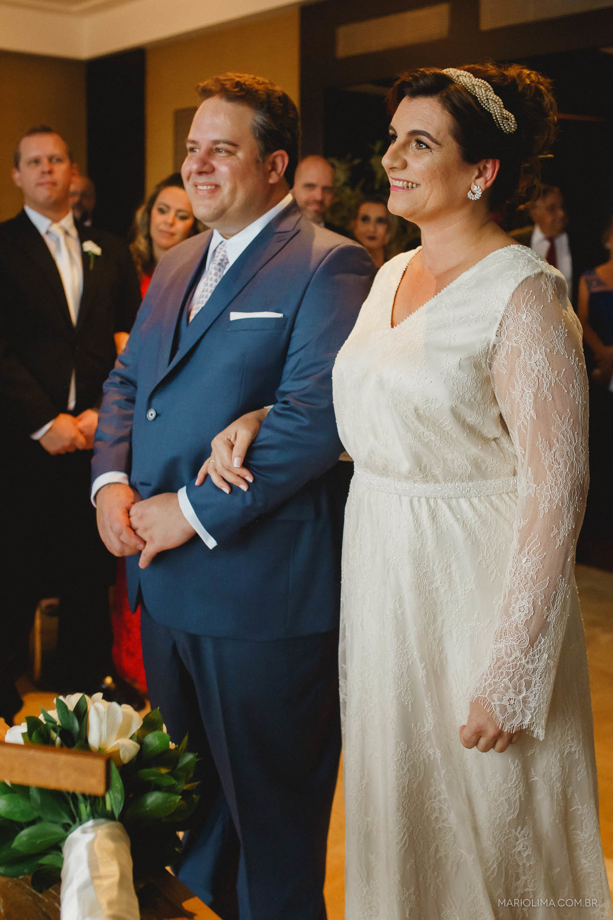 Noivos de braços dados em cerimônia de casamento