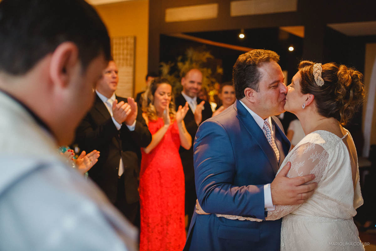 Beijo dos noivos em cerimônia de casamento no Hotel Grand Hyatt