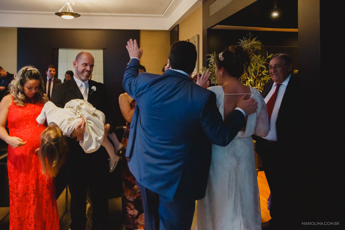 Noivos se despedindo de padrinhos em cerimônia de casamento