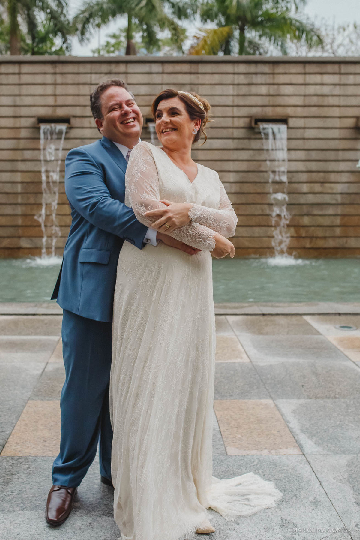 Fotografia de noivo abraçando a noiva em Hotel Grand Hyatt