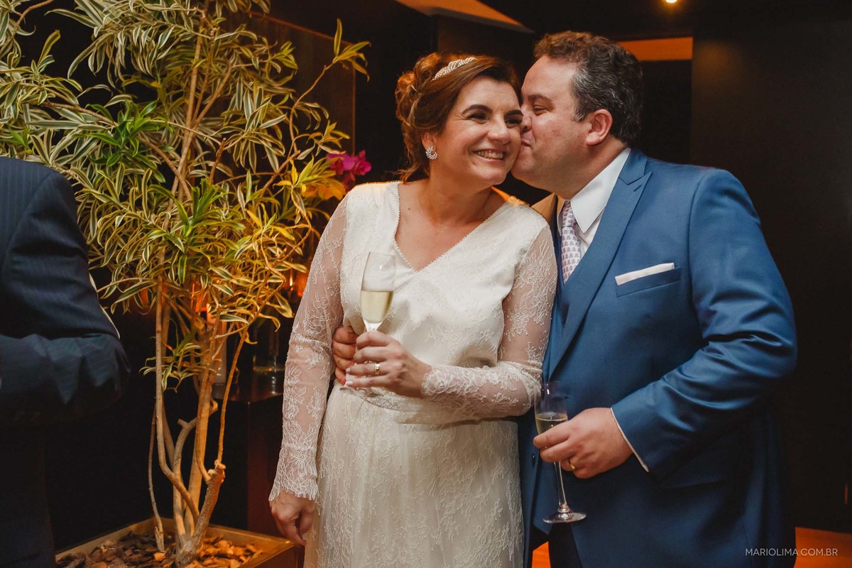 noivo beijando o rosto da noiva em cerimônia de casamento no Hotel Grand Hyatt