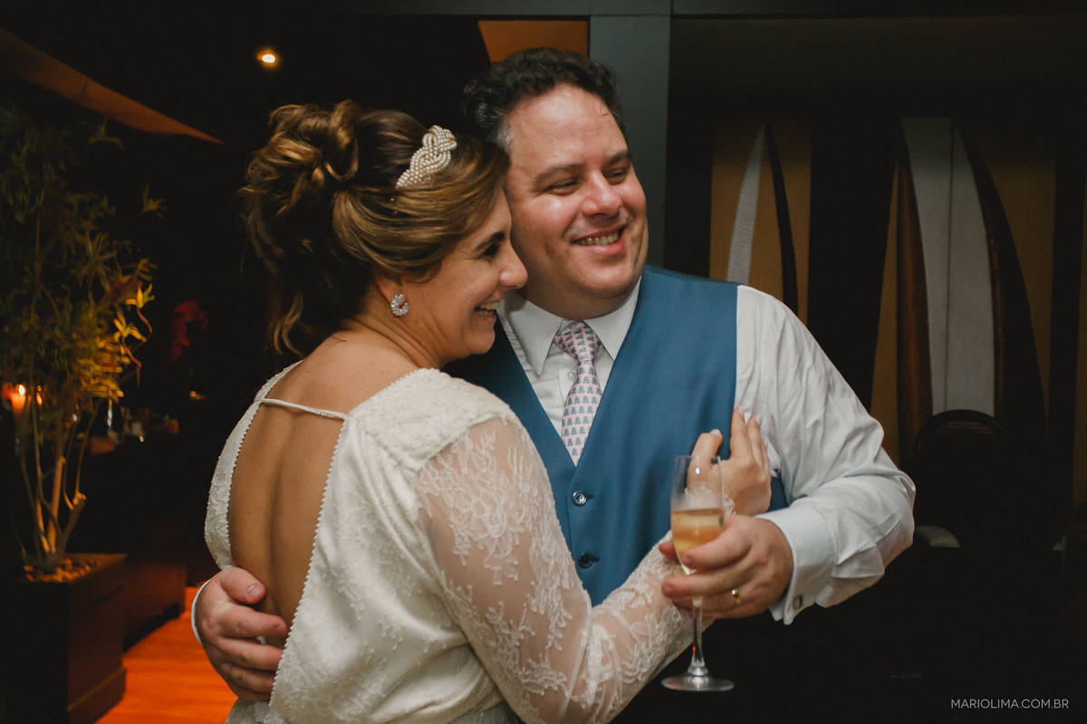 Noivos emocionados abraçados em festa de casamento no Hotel Grand Hyatt