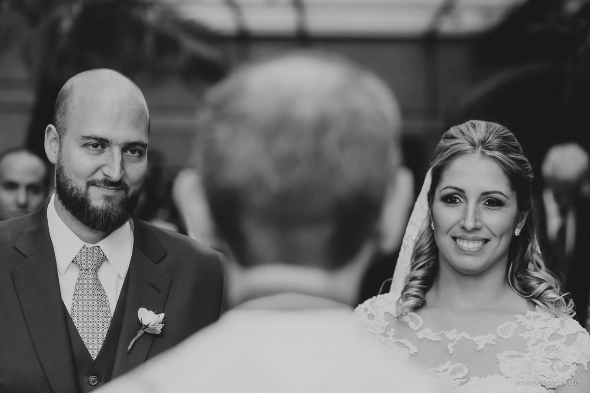 Noivos olhando para o padre em casamento no Hotel Hyatt