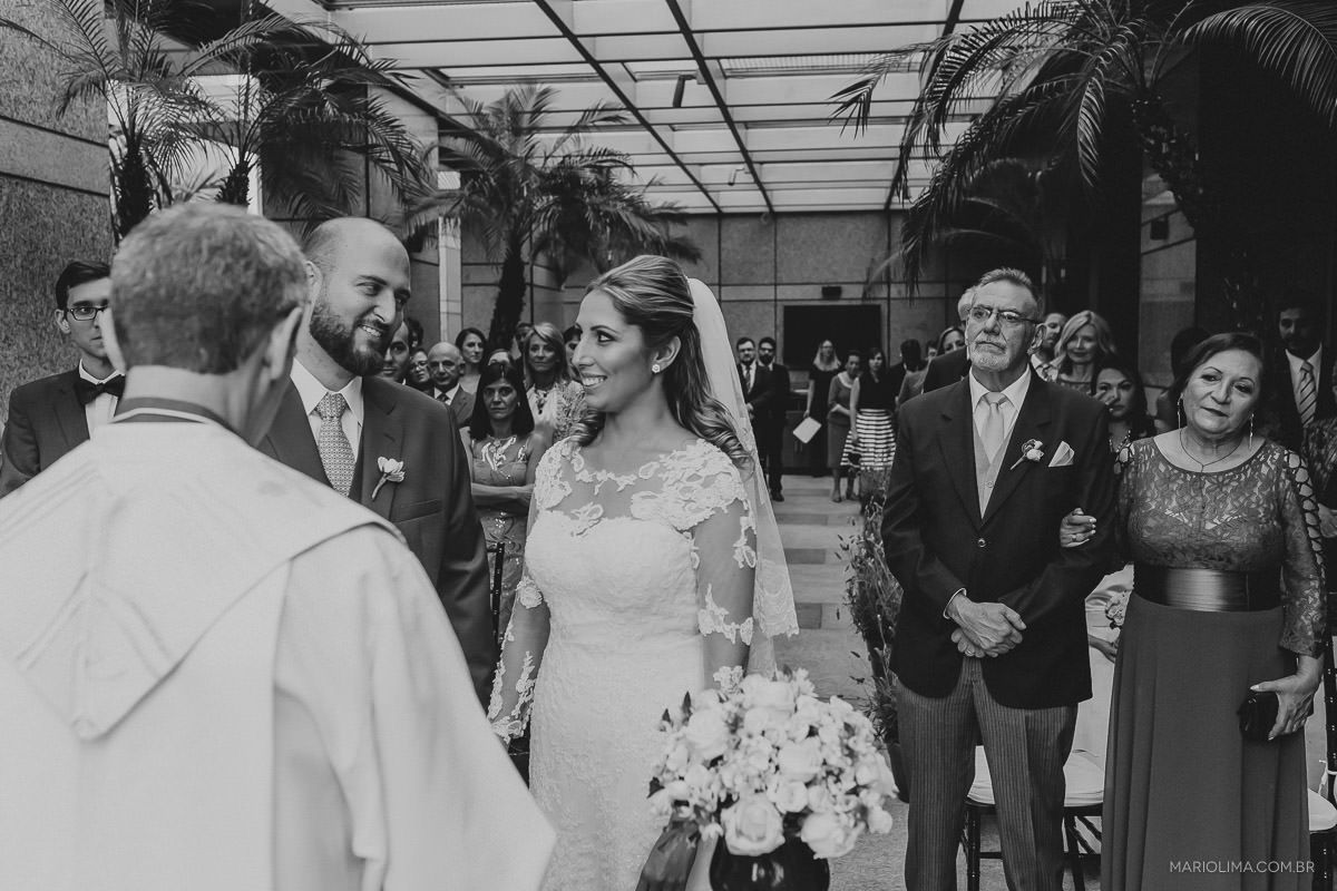 Pais observando o noivo olhar para a noiva em cerimônia de casamento no Hotel Hyatt
