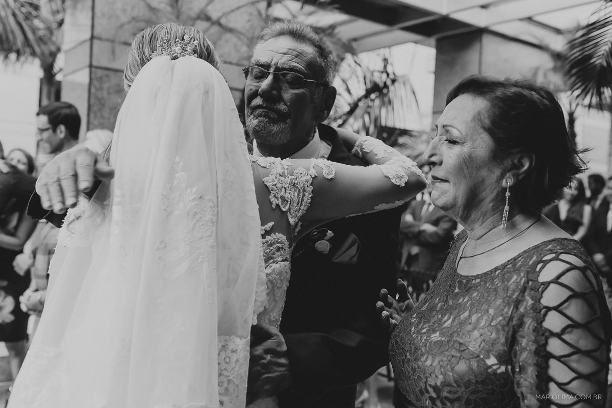 Noiva cumprimentando os pais em cerimônia de casamento no Hotel Hyatt