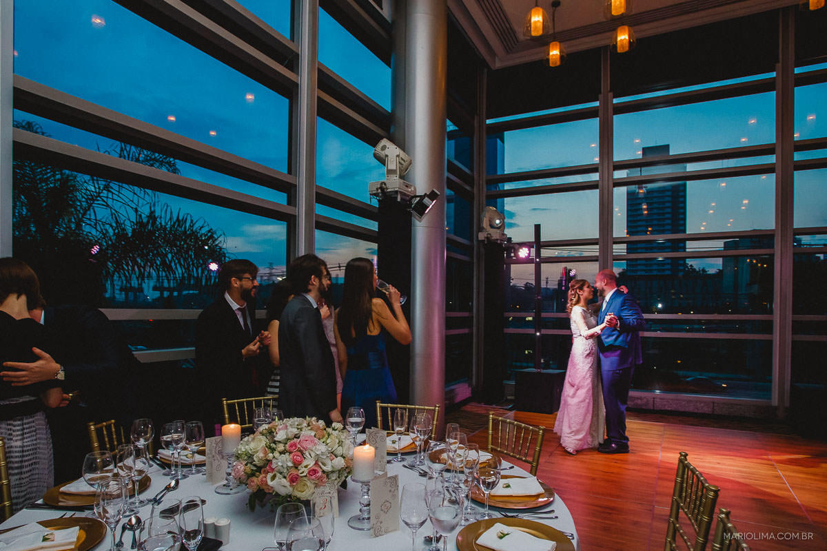 Padrinhos e convidados vendo a dança dos noivos em Hotel Hyatt
