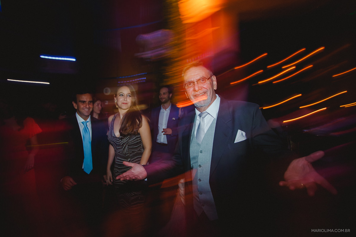 Padrinhos dançando em festa de casamento