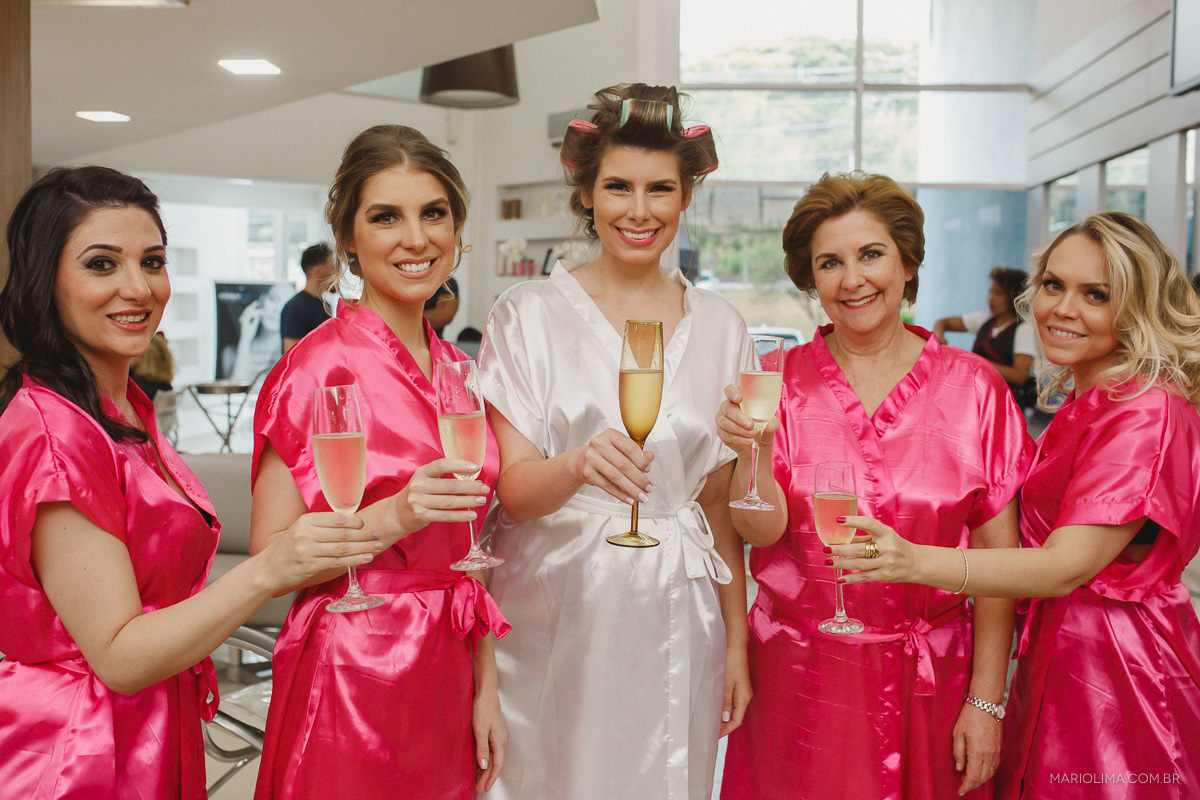 Making of de noiva, mãe e madrinhas bebendo champagne