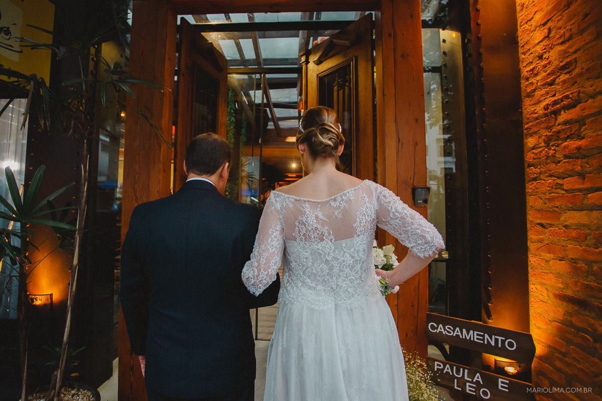 Pai entrando com a noiva em cerimônia de casamento no Espaço Lilló
