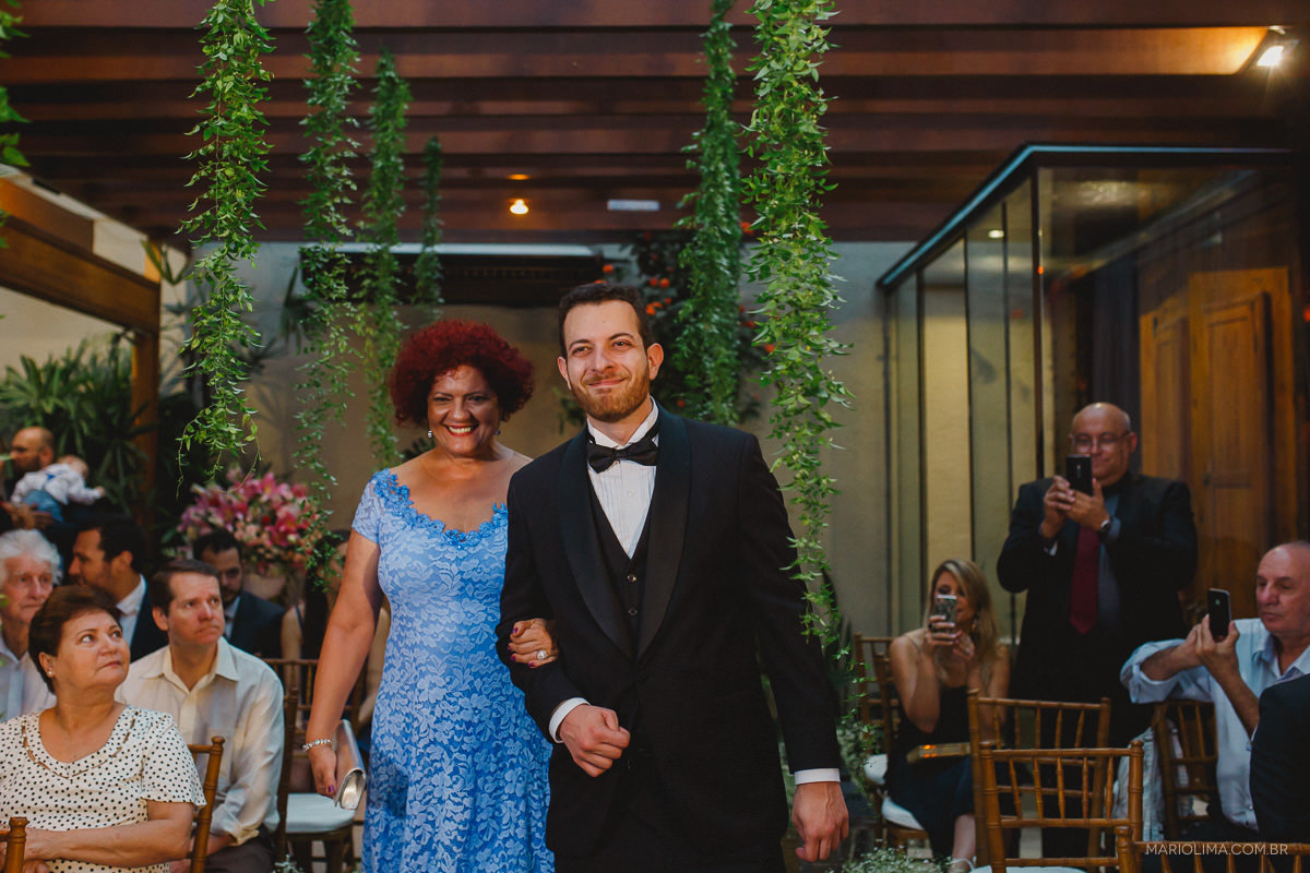 Mãe entrando com o noivo em cerimônia de casamento no Espaço Lilló