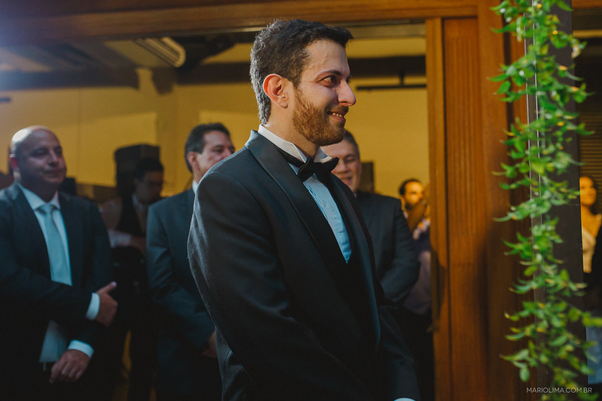 Noivo emocionado aguardando a noiva em cerimônia de casamento no Espaço Lilló