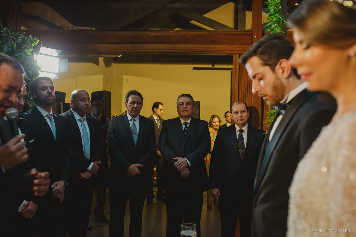 Padrinhos e noivos de olhos fechados em celebração de casamento no Espaço Lilló 