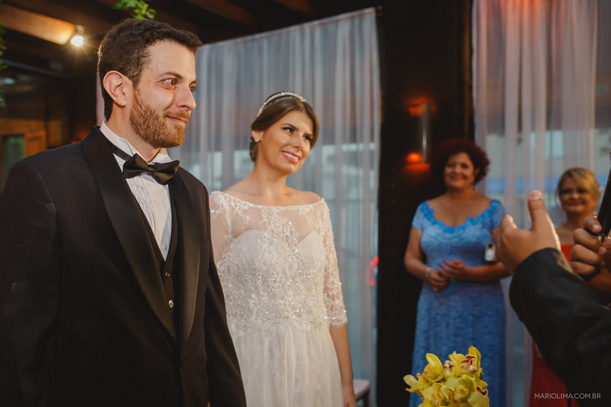 Noivos emocionados em cerimônia de casamento feita pelo Pastor Alcindo da Presbiteriana de Alphaville em Espaço Lilló