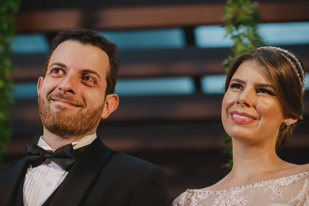 Retrato dos noivos emocionados em cerimônia de casamento no Espaço Lilló
