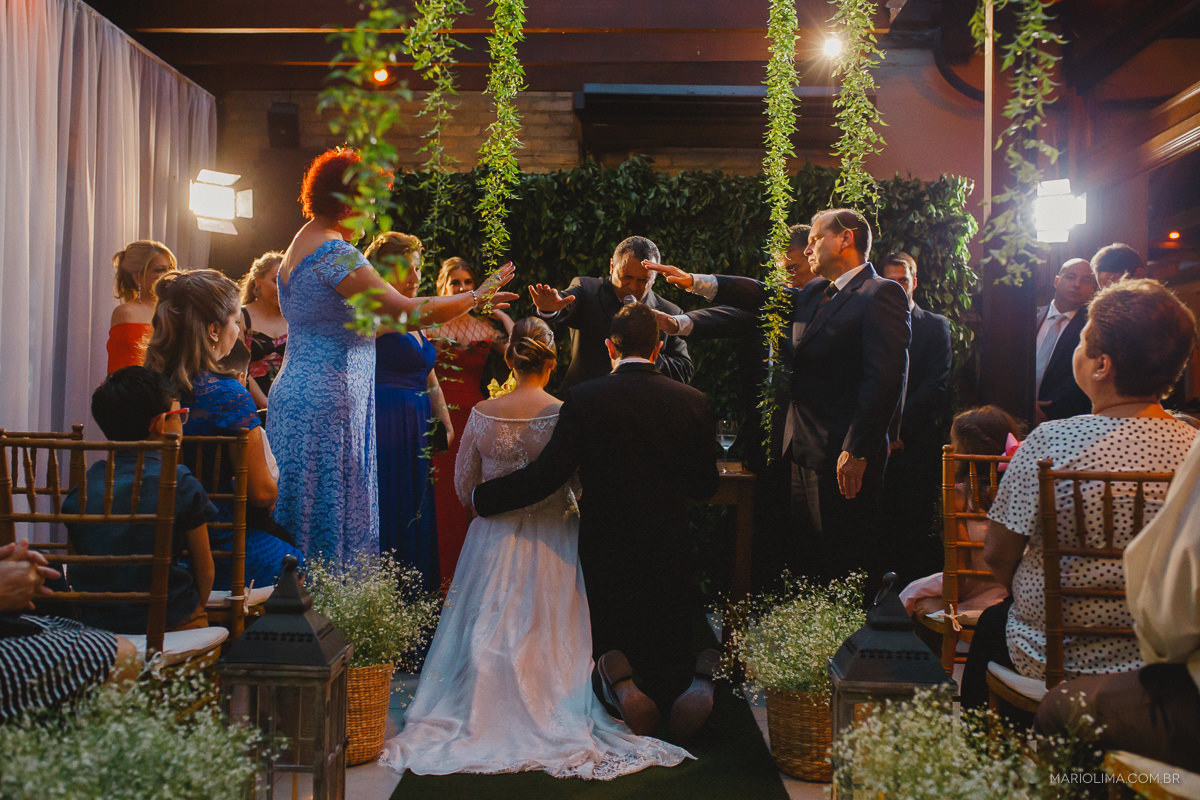 Benção de pais, pastor e padrinhos para os noivos em Espaço Lilló