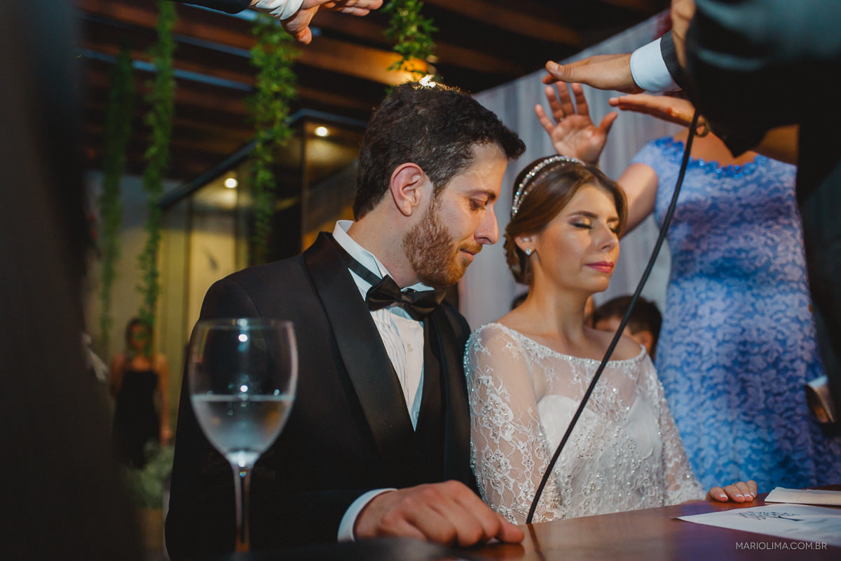 Benção sobre o casal em cerimônia de casamento no Espaço Lilló