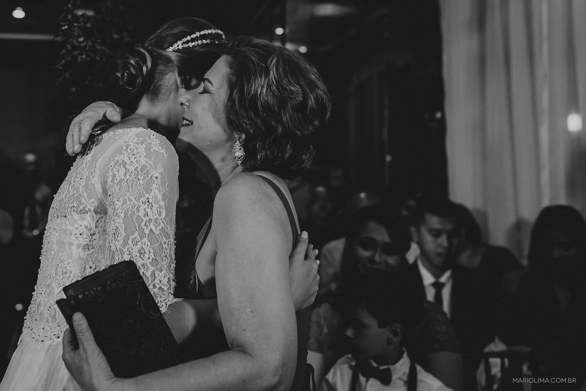 Noiva abraçando a mãe em cerimônia de casamento no Espaço Lilló