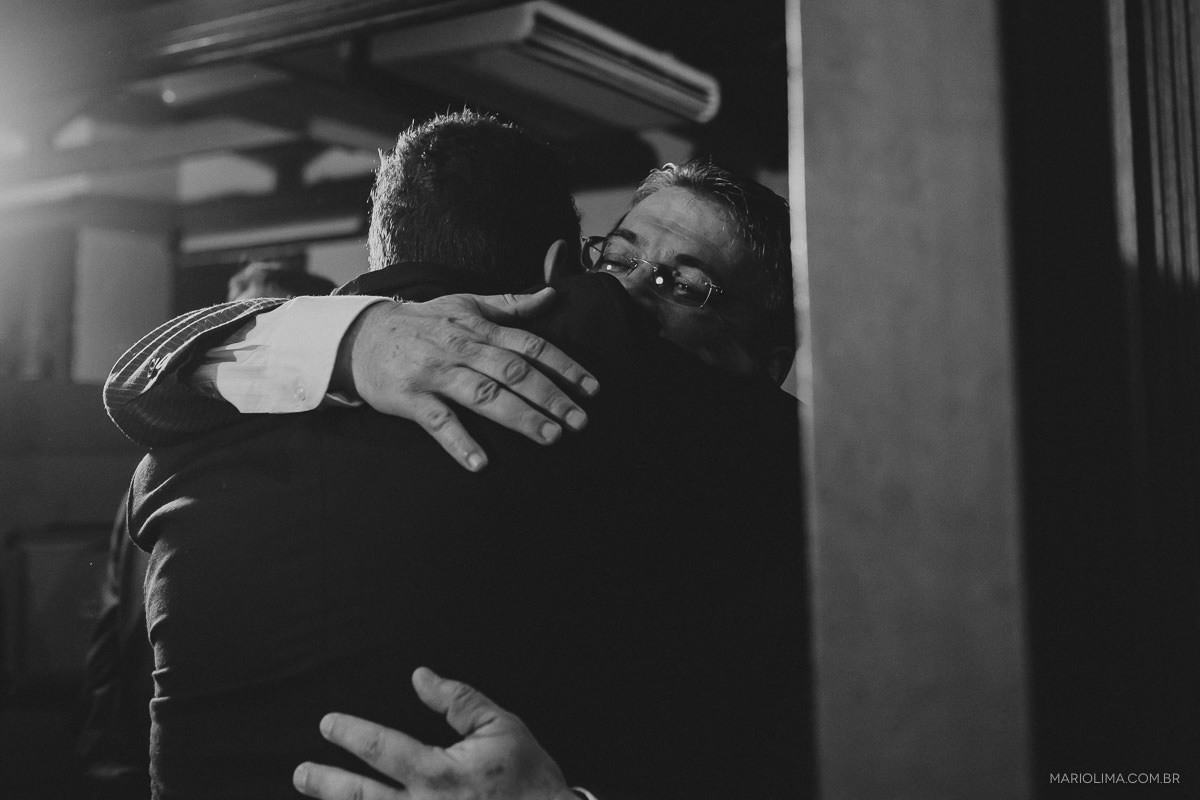 Noivo abraçando o pai em cerimônia de casamento no Espaço Lilló