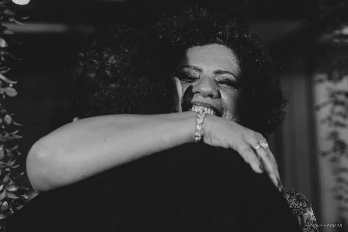 Mãe abraçando o noivo em cerimônia de casamento no Espaço Lilló