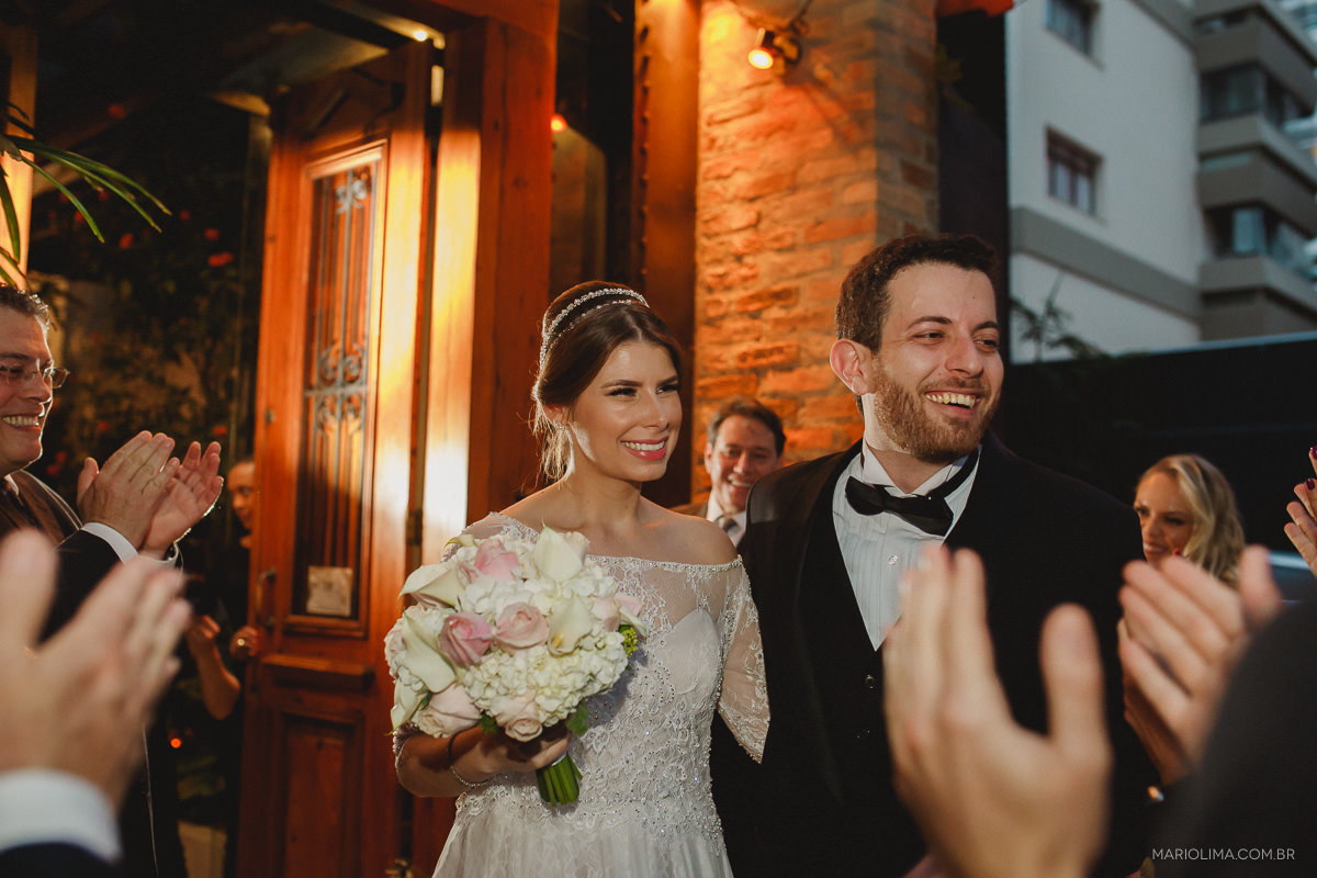 Padrinhos aplaudindo a saída dos noivos no Espaço Lilló