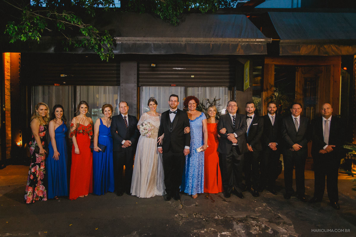 Retrato dos noivos com os pais e padrinhos em Espaço Lilló