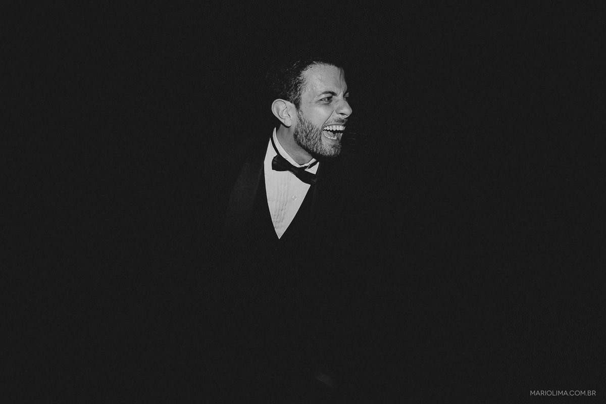Noivo sorridente em festa de casamento no Espaço Lilló
