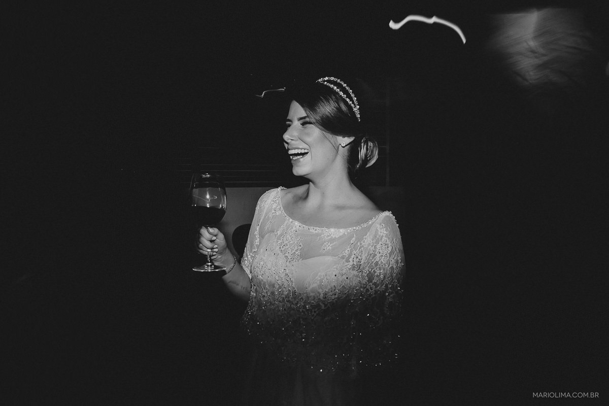 Noiva sorrindo e bebendo champagne em festa de casamento no Espaço Lilló