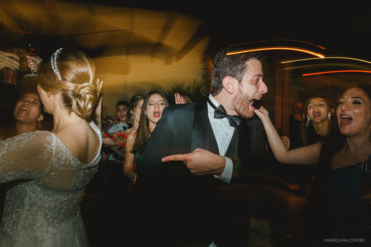 Noivo apontando para noiva dançando em festa de casamento no Espaço Lilló