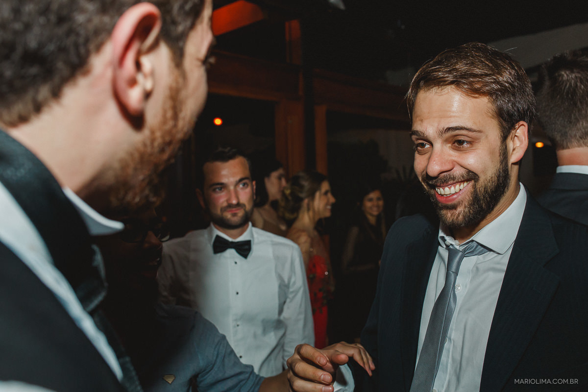 Noivo conversando em padrinho em festa de casamento no Espaço Lilló