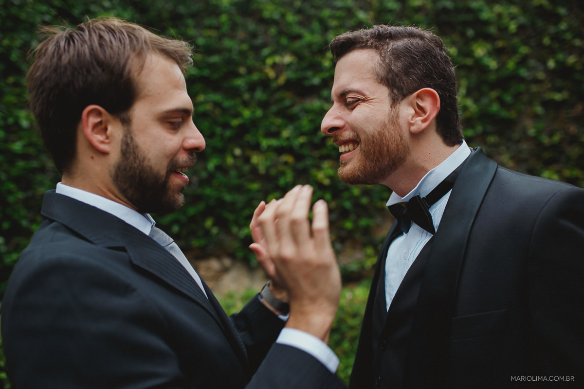 Padrinho ajudando o noivo com a roupa do casamento