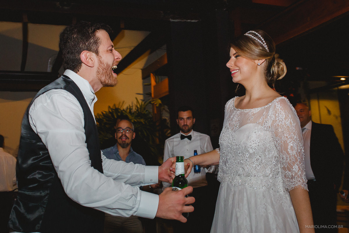 Noivo bebendo cerveja e dançando com a noiva em festa de casamento no Espaço Lilló