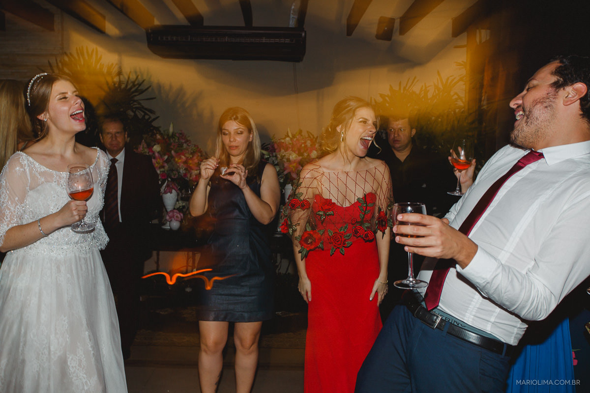 Noivos e madrinhas cantando em Espaço Lilló